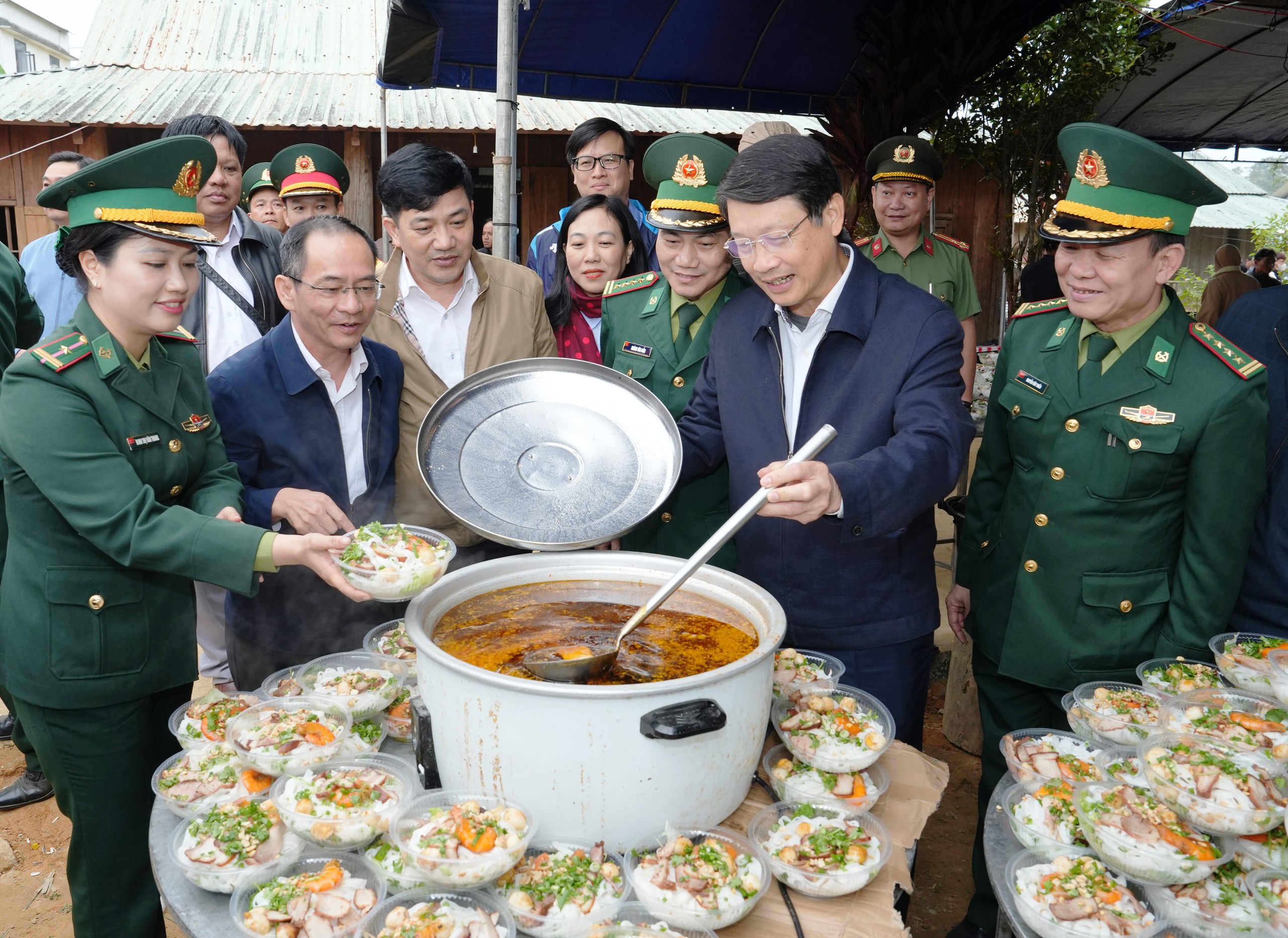 'Xuân Biên phòng ấm lòng dân bản': Nghĩa tình sâu nặng nơi biên giới Việt - Lào- Ảnh 2.