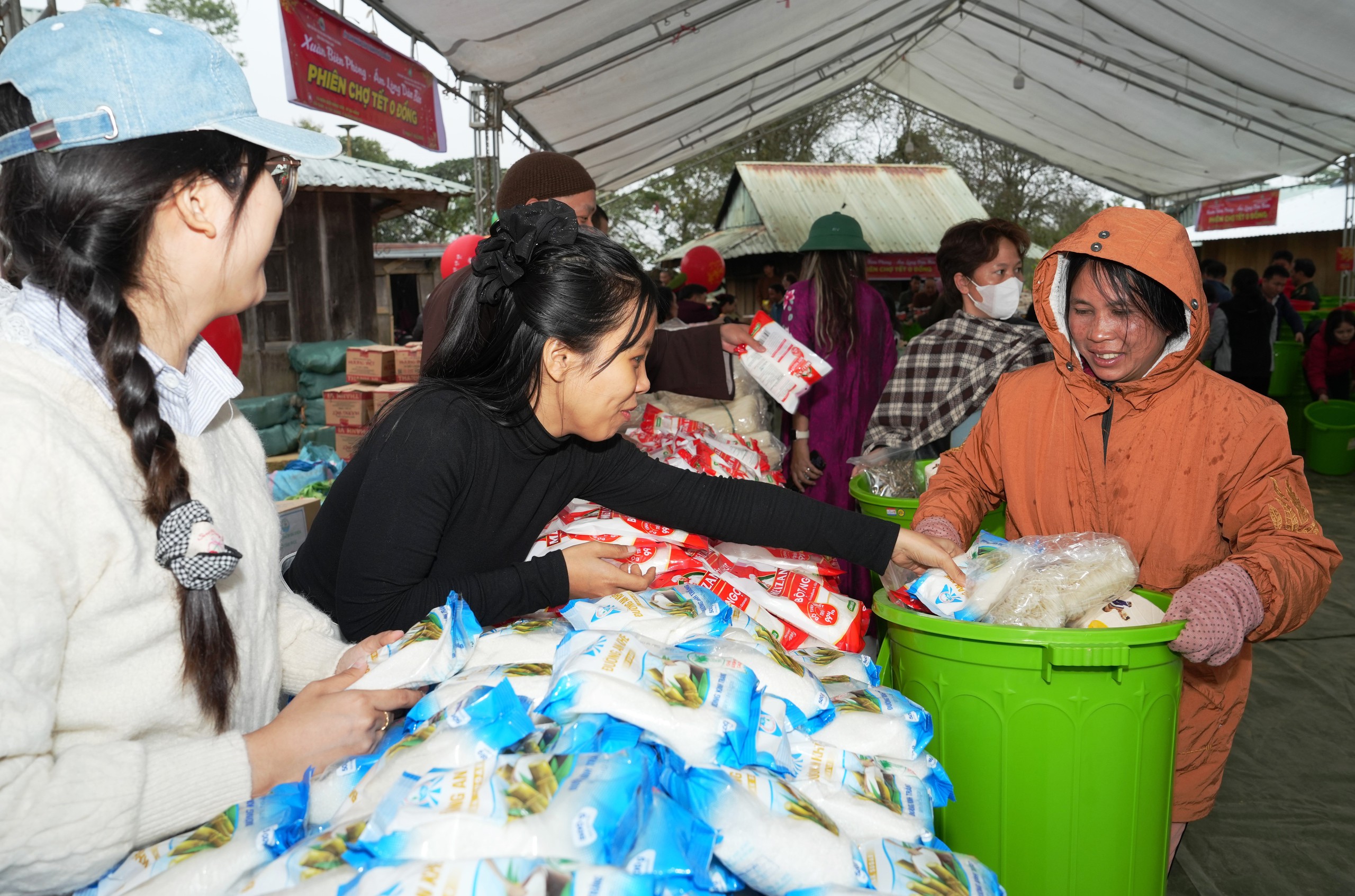 'Xuân Biên phòng ấm lòng dân bản': Nghĩa tình sâu nặng nơi biên giới Việt - Lào- Ảnh 3.