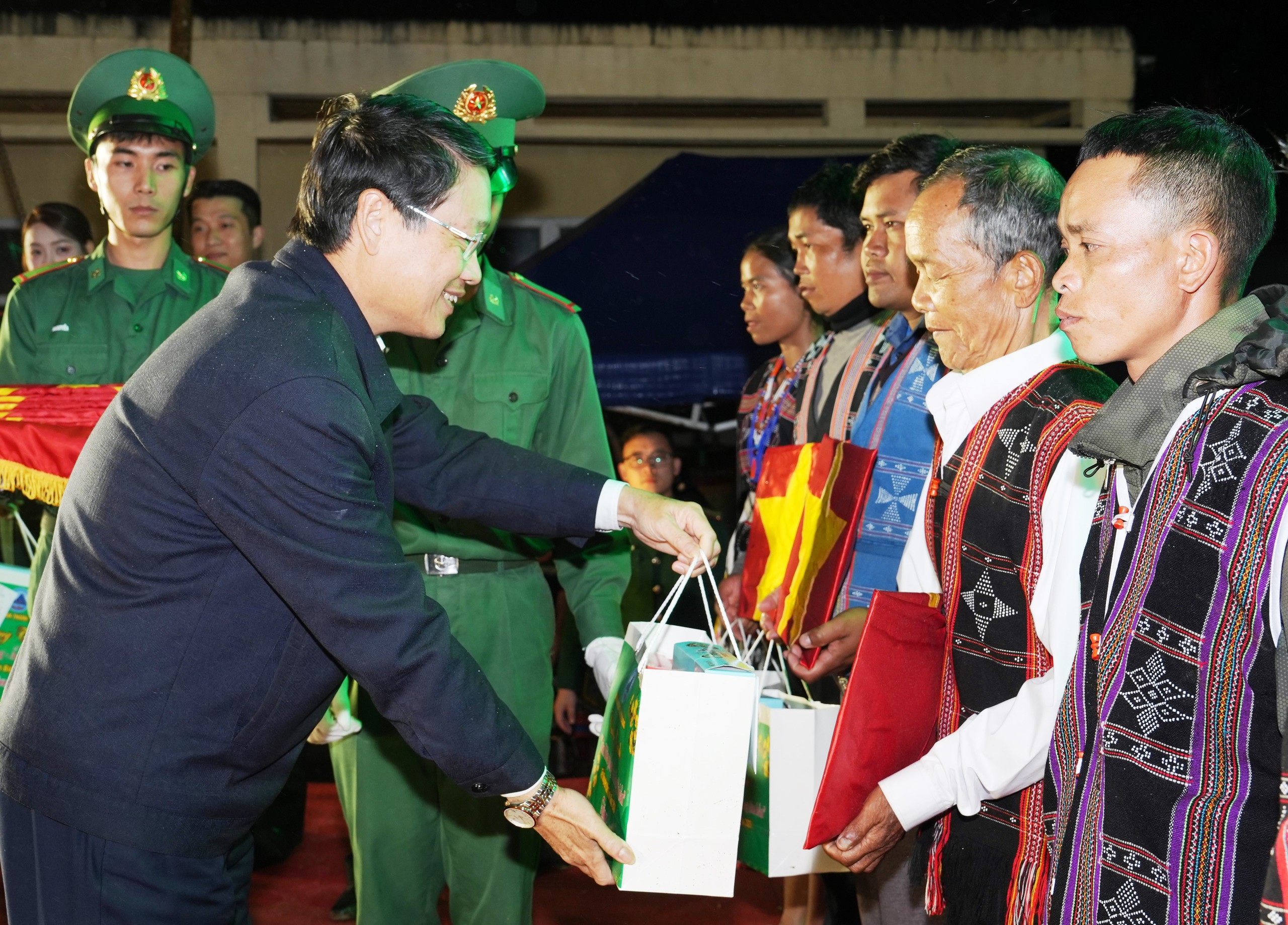 'Xuân Biên phòng ấm lòng dân bản': Nghĩa tình sâu nặng nơi biên giới Việt - Lào- Ảnh 4.