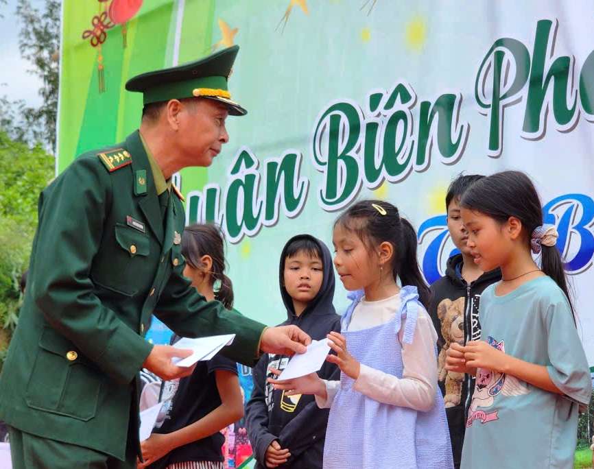 'Xuân Biên phòng ấm lòng dân bản': Nghĩa tình sâu nặng nơi biên giới Việt - Lào- Ảnh 6.