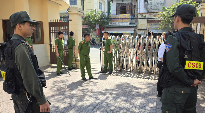 Các lực lượng cảnh sát giữ an ninh trật tự phiên tòa. Ảnh: Phước Tuấn