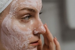 Chuyên gia chỉ điểm sai lầm tẩy da chết khiến da lão hóa sớm