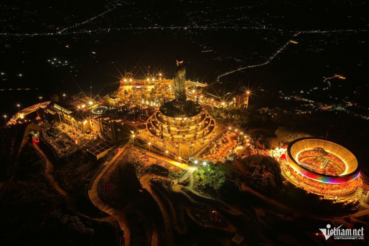 Không gian tín ngưỡng ấn tượng về đêm trên núi Bà Đen