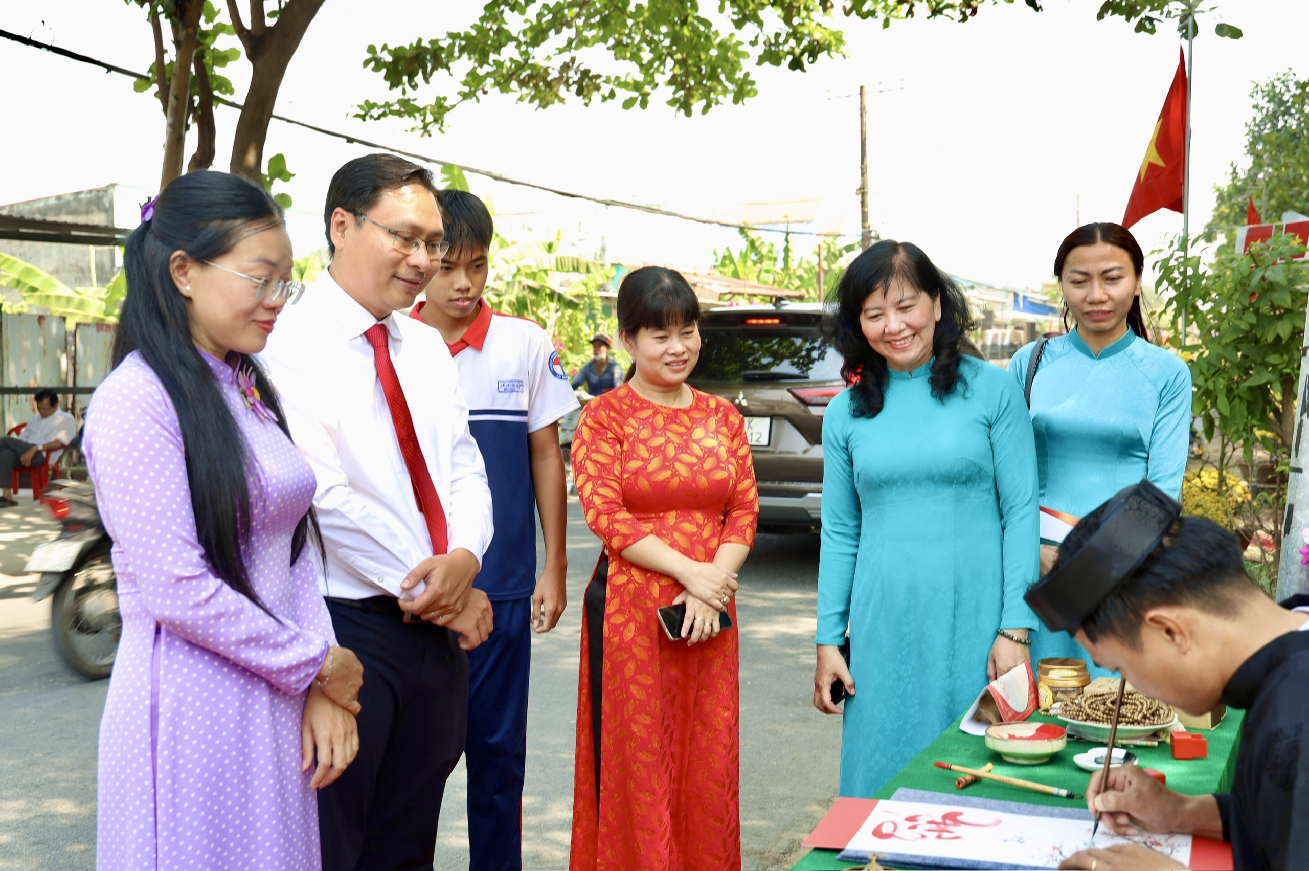 Khai mạc Đường hoa Mai vàng Bình Lợi: Tôn vinh làng nghề giữa lòng đô thị - Ảnh 5.