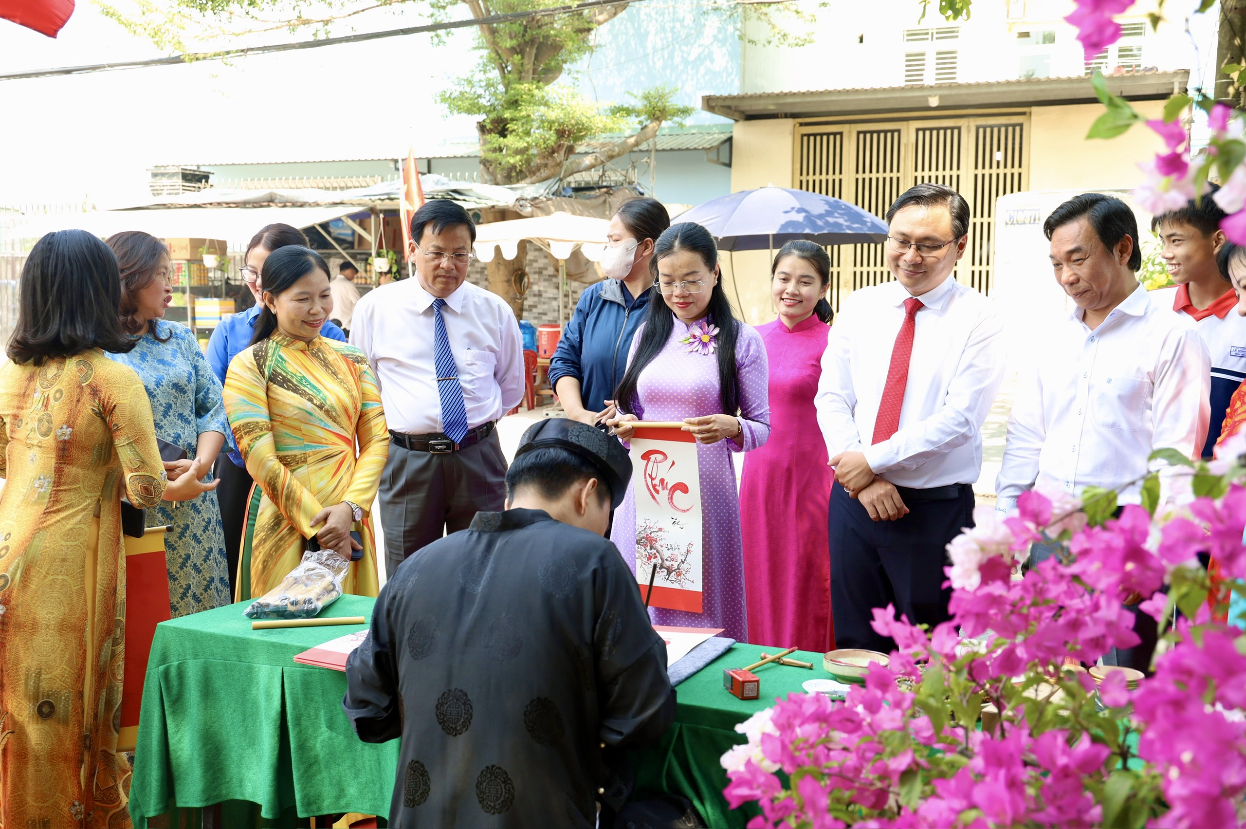 Khai mạc Đường hoa Mai vàng Bình Lợi: Tôn vinh làng nghề giữa lòng đô thị - Ảnh 10.