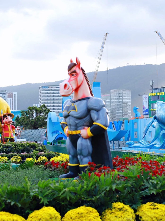 Linh vật ngựa cầm iPhone “gây bão” ở Quy Nhơn: Tác giả lý giải điều bất ngờ- Ảnh 12.