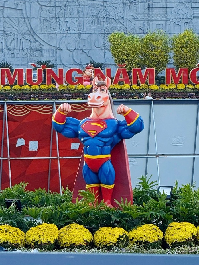 Linh vật ngựa cầm iPhone “gây bão” ở Quy Nhơn: Tác giả lý giải điều bất ngờ- Ảnh 13.