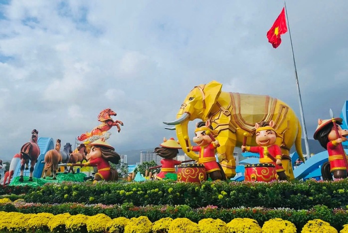 Linh vật ngựa cầm iPhone “gây bão” ở Quy Nhơn: Tác giả lý giải điều bất ngờ- Ảnh 24.