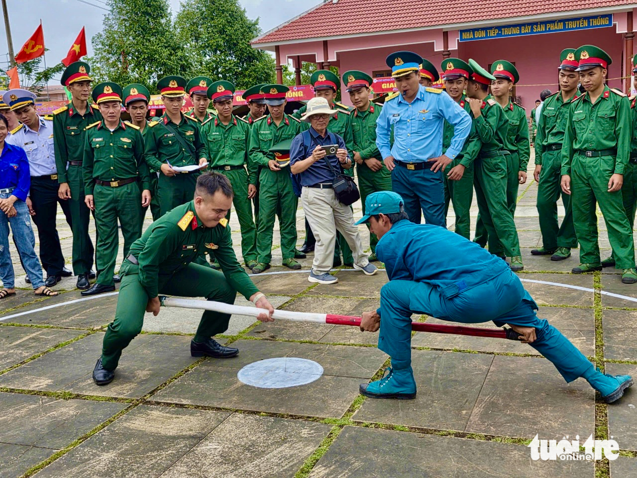 Bộ đội từng giúp sửa nhà cho dân tại vùng lũ Hòa Thịnh, nay trở lại tặng quà, vui Tết cùng bà con - Ảnh 4.