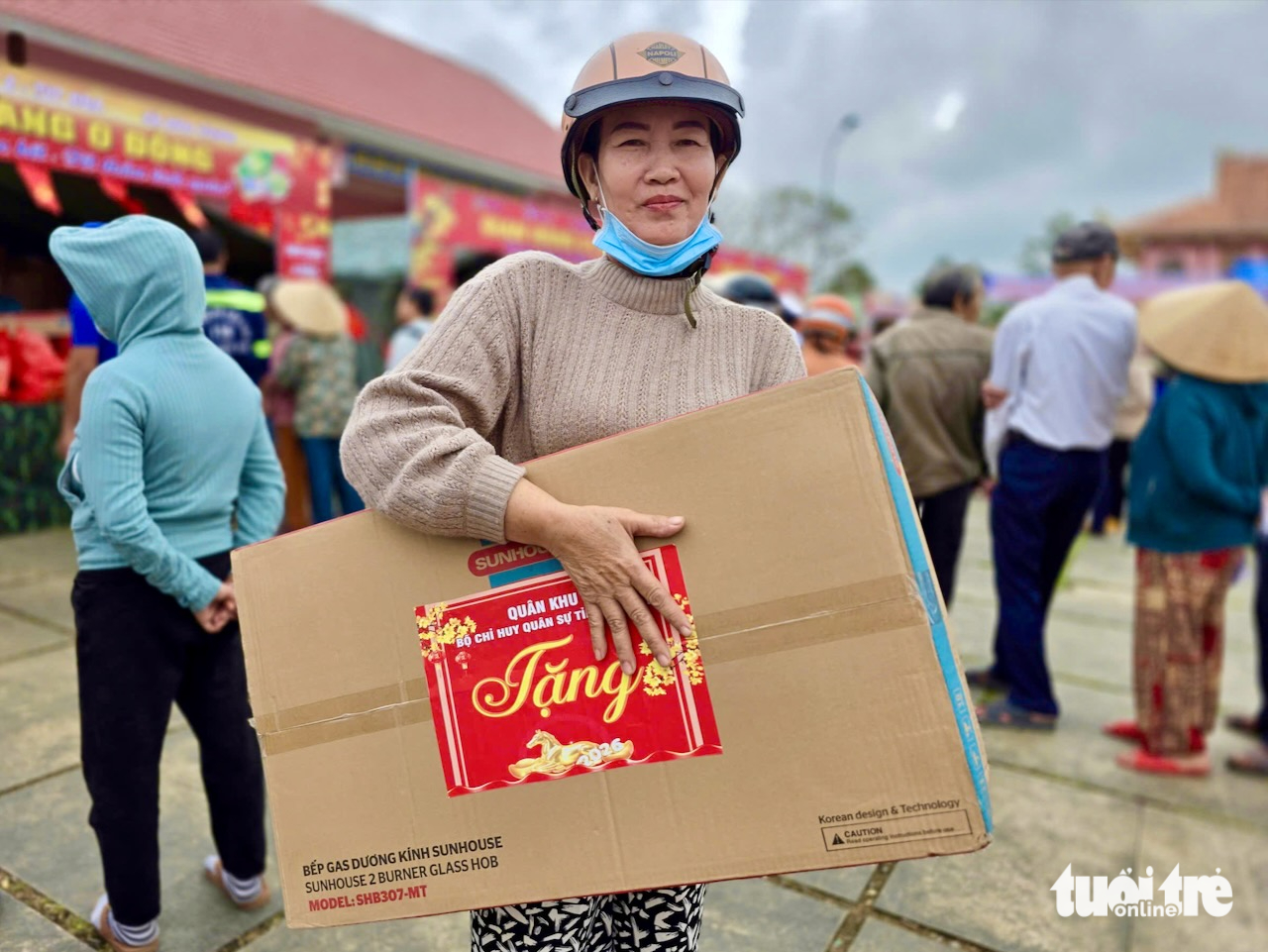 Bộ đội từng giúp sửa nhà cho dân tại vùng lũ Hòa Thịnh, nay trở lại tặng quà, vui Tết cùng bà con - Ảnh 6.