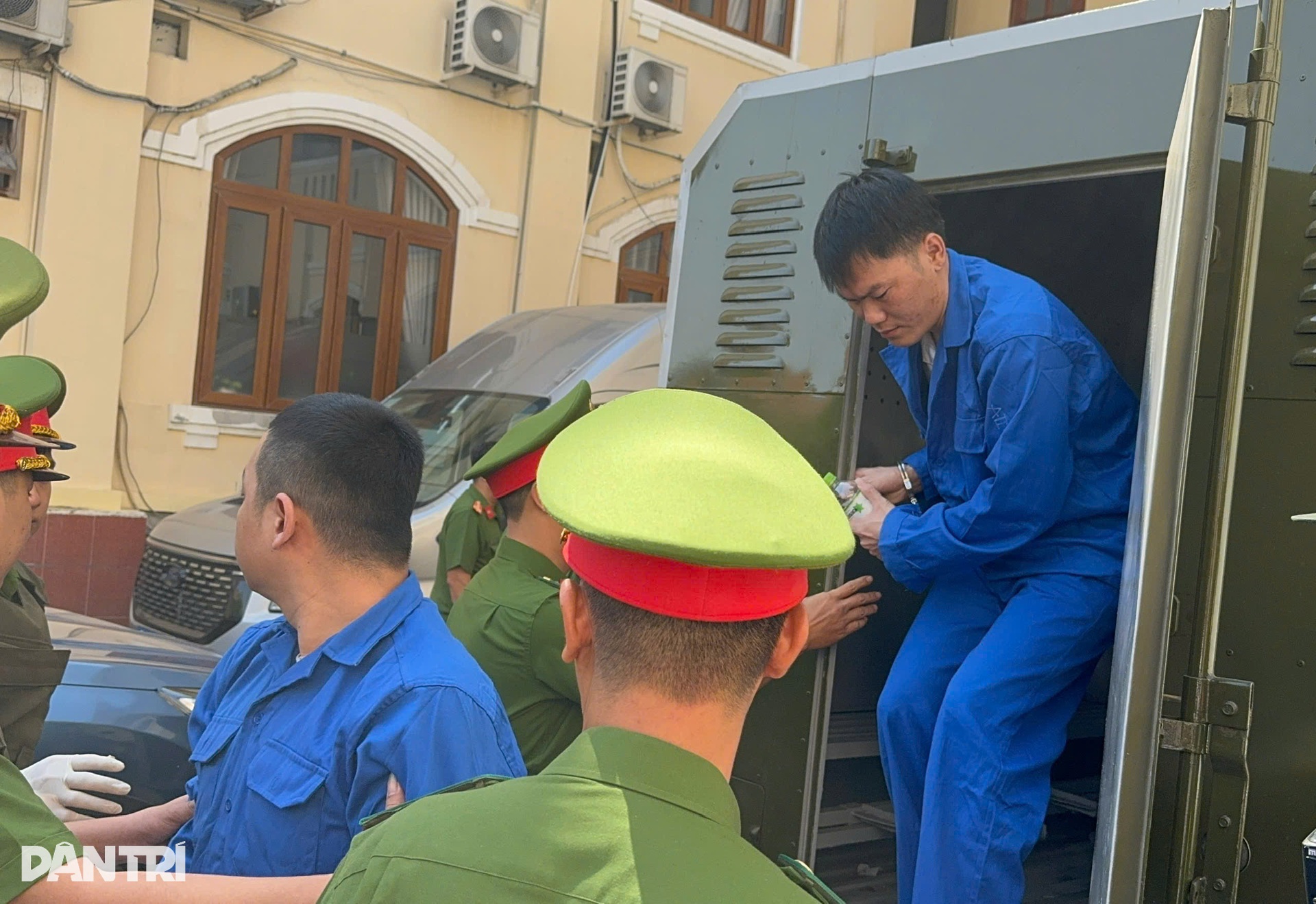 An ninh thắt chặt tại phiên tòa xét xử kẻ bắn chết 3 người ở Đồng Nai - 2