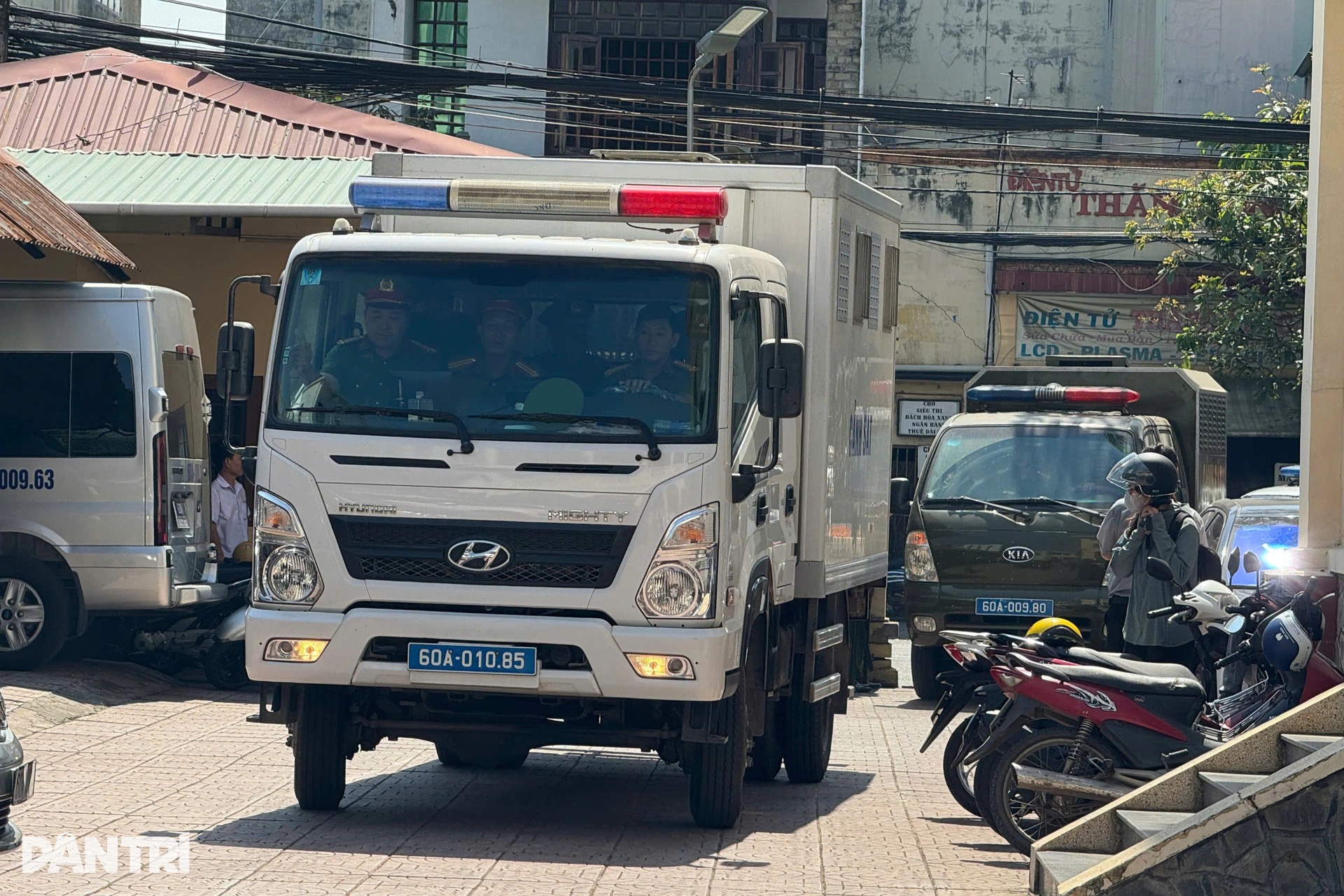 An ninh thắt chặt tại phiên tòa xét xử kẻ bắn chết 3 người ở Đồng Nai - 5