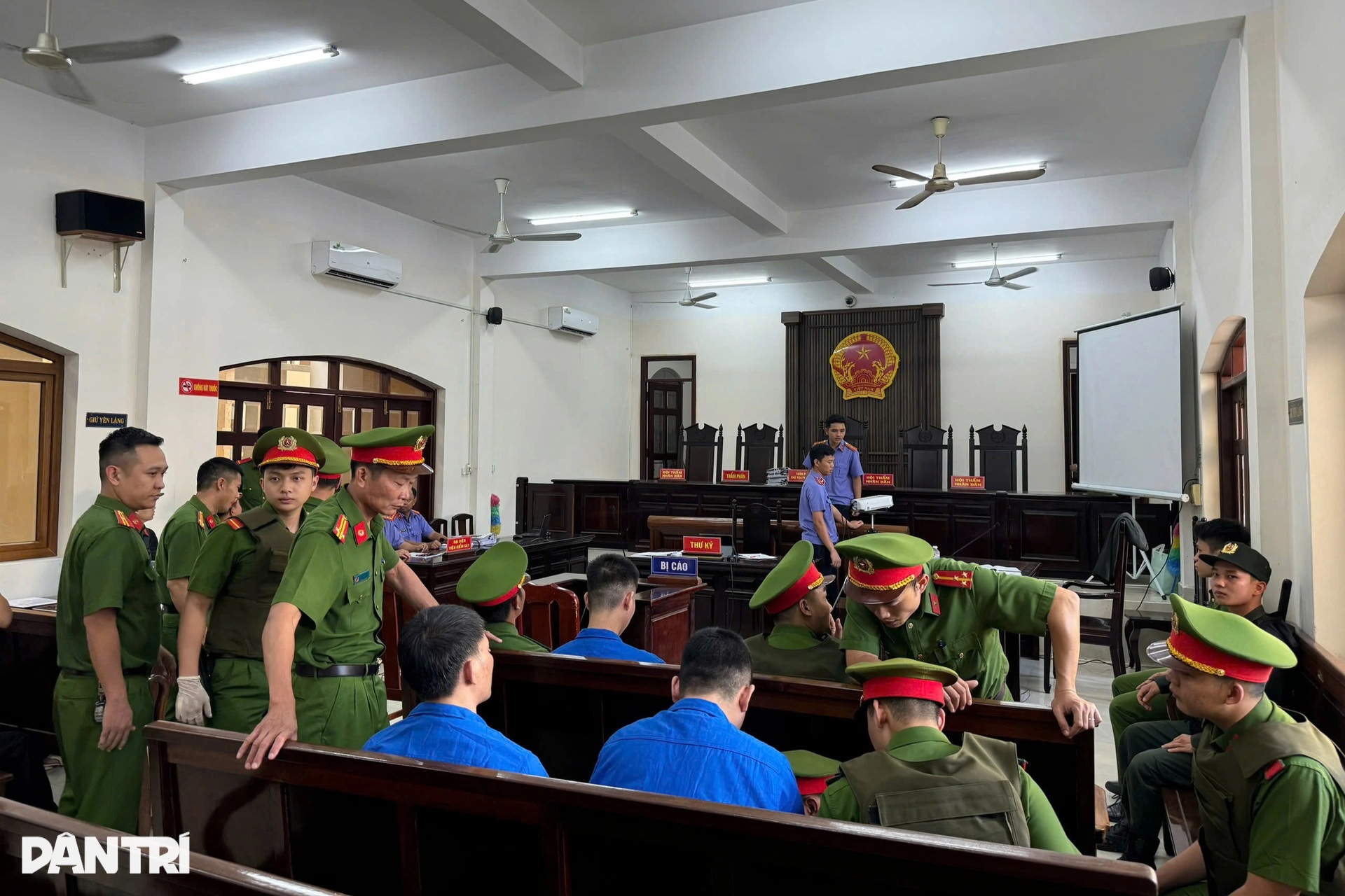 An ninh thắt chặt tại phiên tòa xét xử kẻ bắn chết 3 người ở Đồng Nai - 8