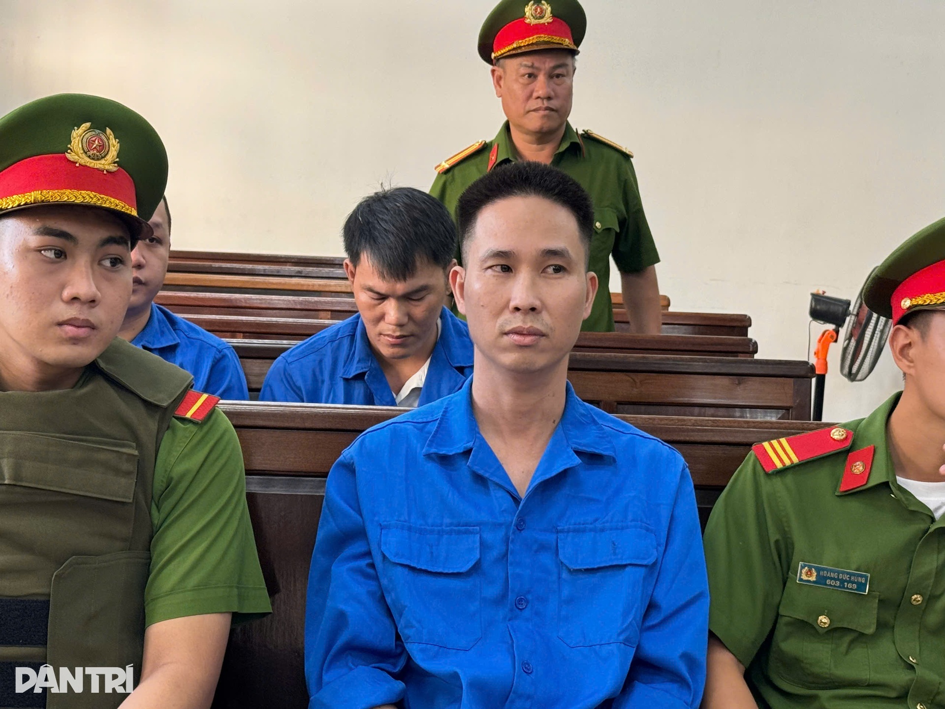 An ninh thắt chặt tại phiên tòa xét xử kẻ bắn chết 3 người ở Đồng Nai - 10