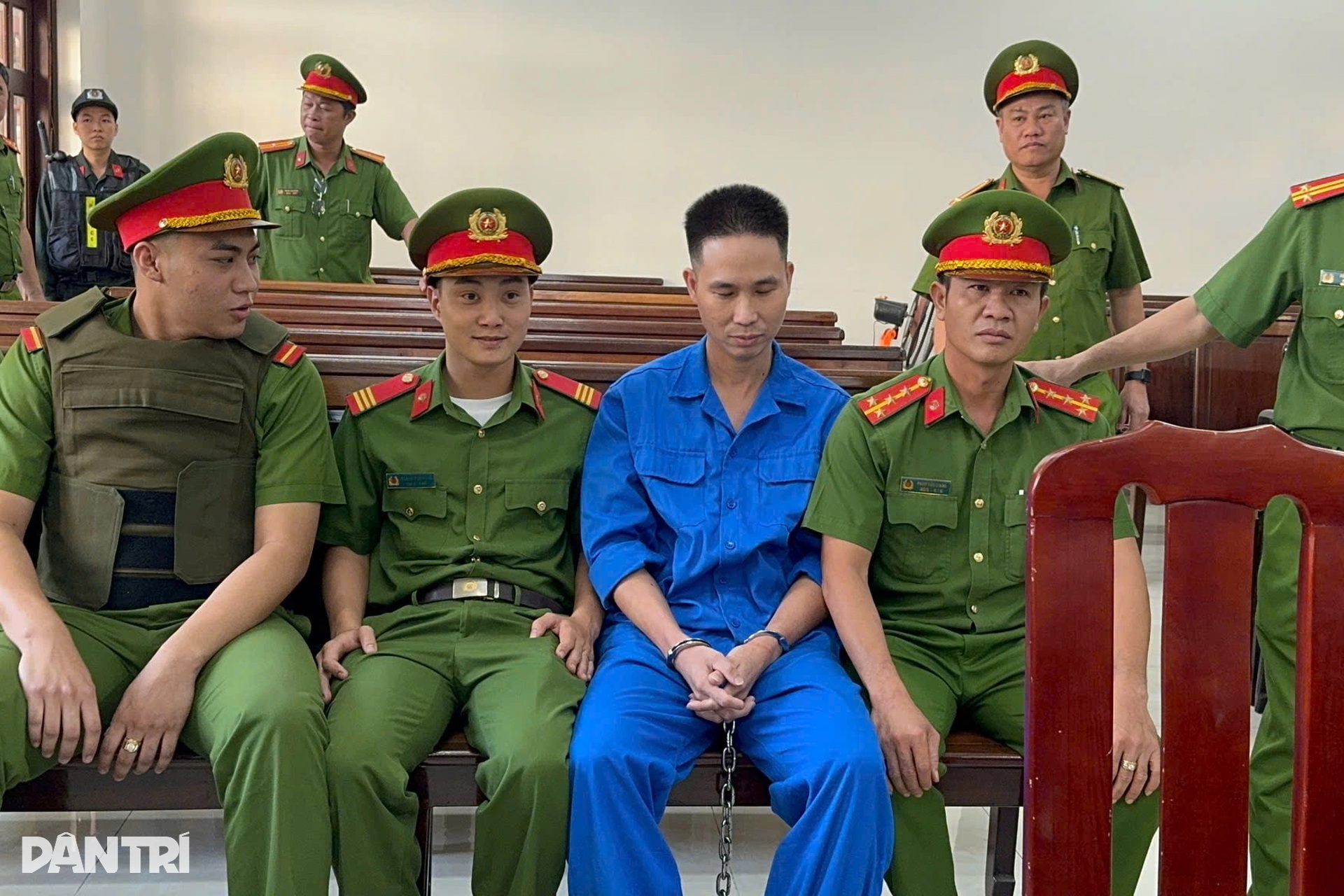 An ninh thắt chặt tại phiên tòa xét xử kẻ bắn chết 3 người ở Đồng Nai - 11