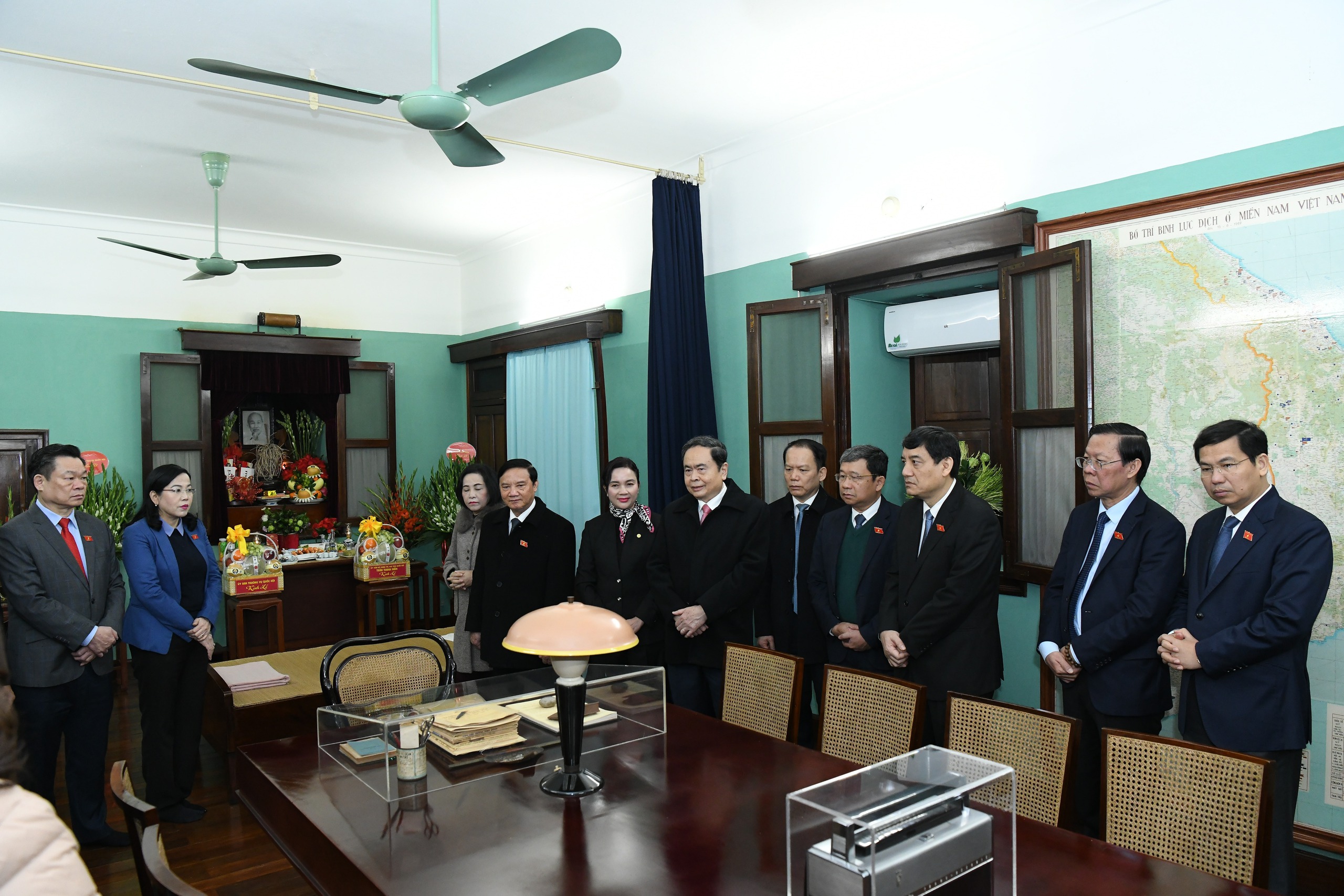 Chủ tịch Quốc hội Trần Thanh Mẫn dâng hương tưởng nhớ Chủ tịch Hồ Chí Minh 2026 - Ảnh 2.