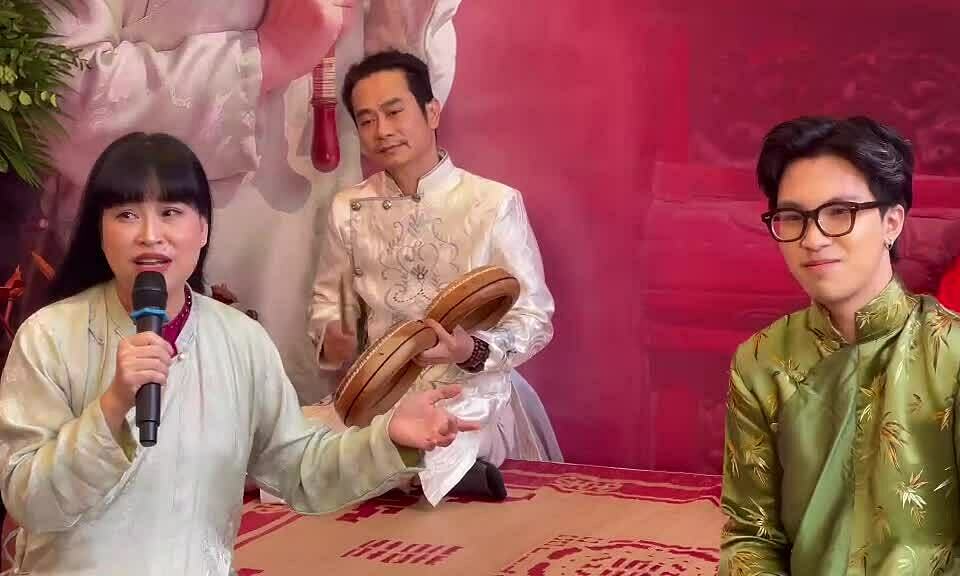 Nghệ sĩ Mai Tuyết Hoa hát xẩm cùng con trai