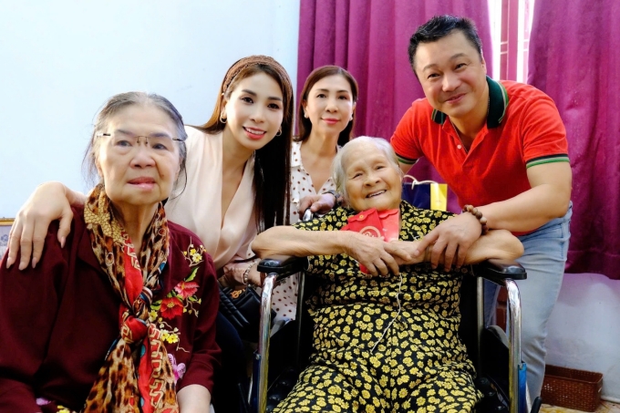 Lý Hùng cùng mẹ - bà Đoàn Thị Nguyên - và các em Lý Hương (thứ hai từ trái qua), Lý Hồng - chúc Tết nghệ sĩ Ngọc Đáng, 98 tuổi. Ảnh: Quốc Phong