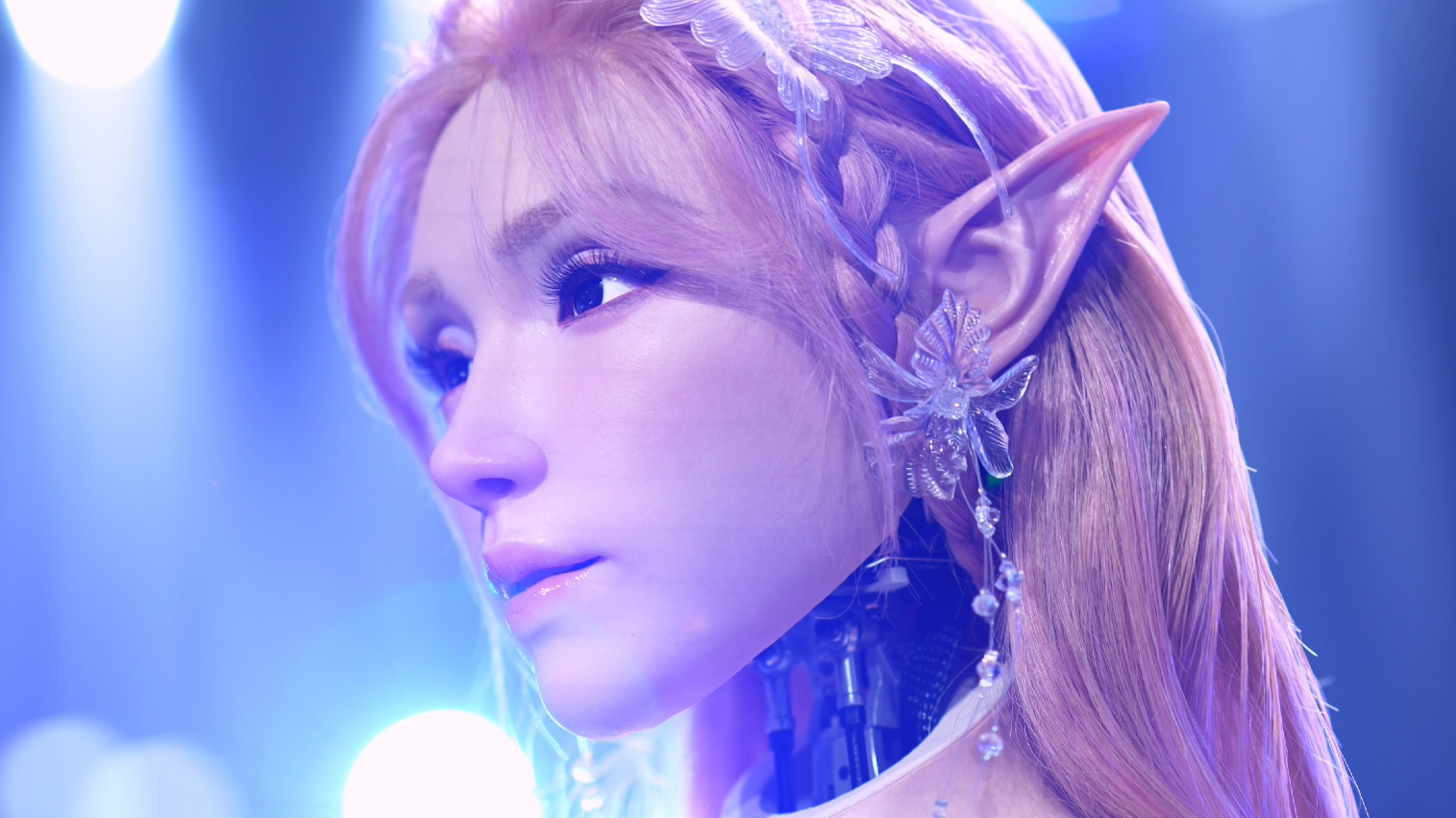 Lần đầu tiên trên thế giới: Robot múa lửa, hát kịch làm chủ sân khấu nghệ thuật - Ảnh 10.