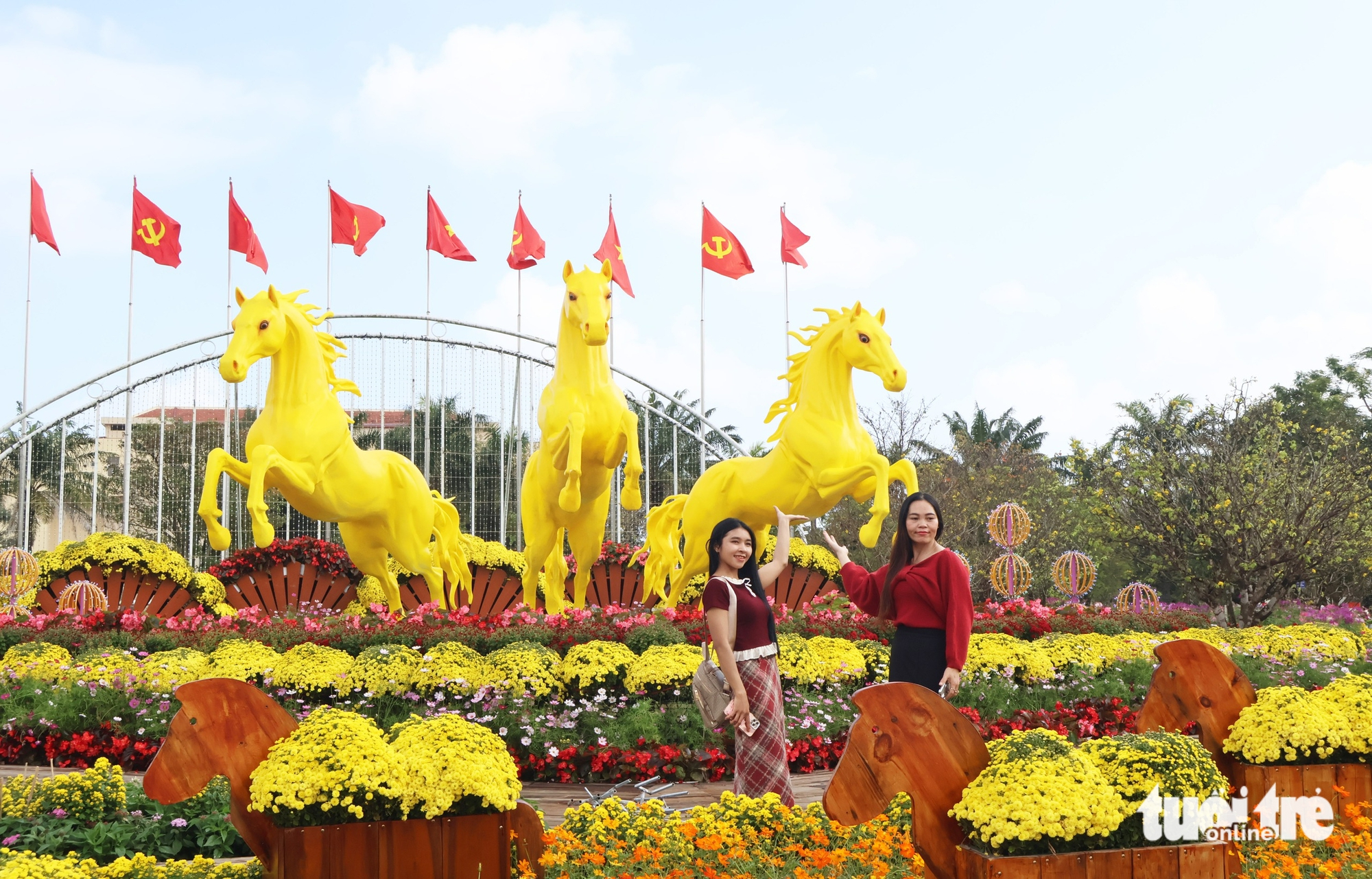 Người dân check-in bộ ba ngựa vàng 'Tam mã phi thiên' - Ảnh 7.