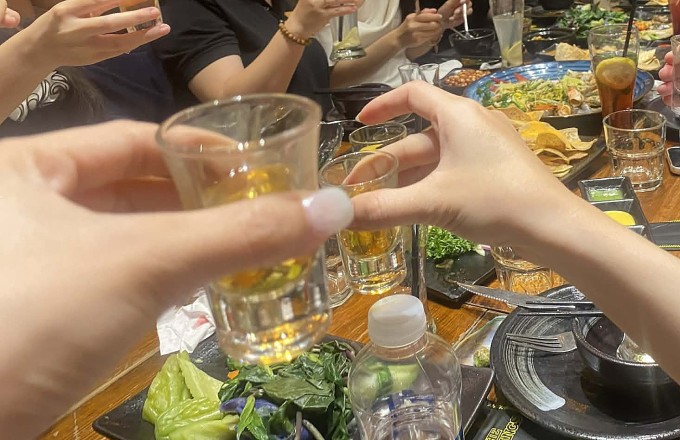 Uống rượu trở thành sở trường của cô nhân viên văn phòng 32 tuổi. Ảnh: Nhân vật cung cấp