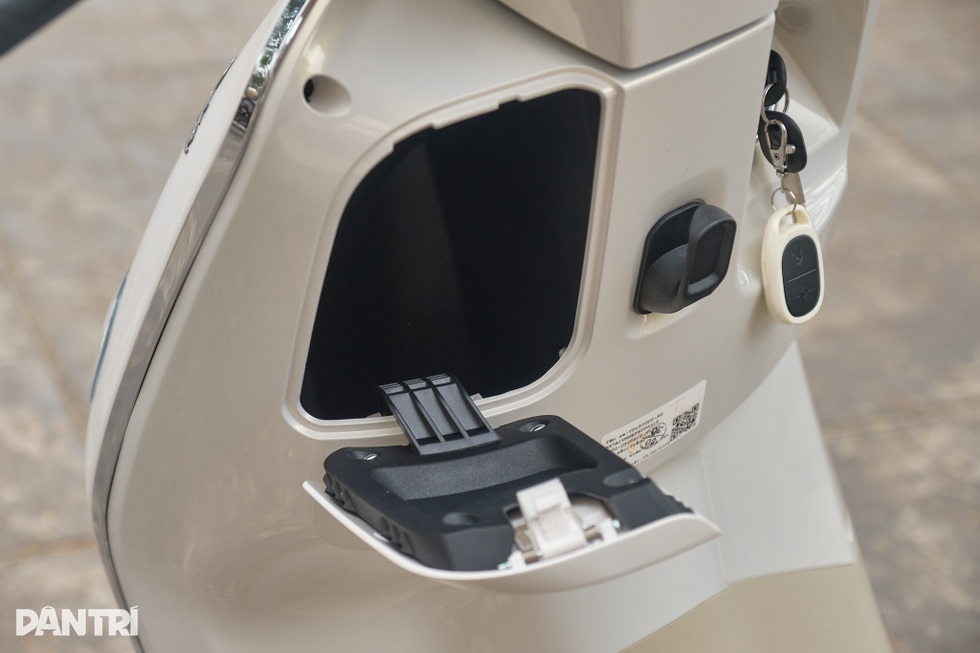 Thêm xe máy điện có bản đổi pin sắp ra mắt Việt Nam, sạc đầy đi được 180km - 11