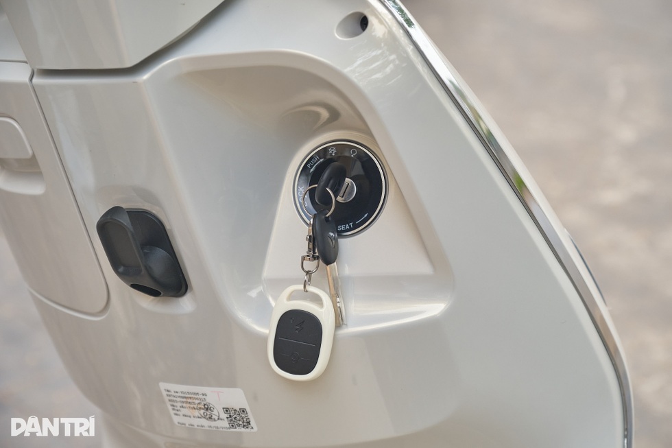 Thêm xe máy điện có bản đổi pin sắp ra mắt Việt Nam, sạc đầy đi được 180km - 12