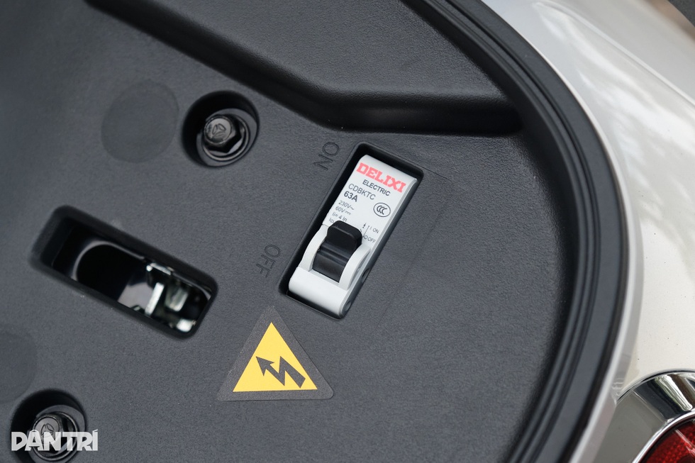 Thêm xe máy điện có bản đổi pin sắp ra mắt Việt Nam, sạc đầy đi được 180km - 13