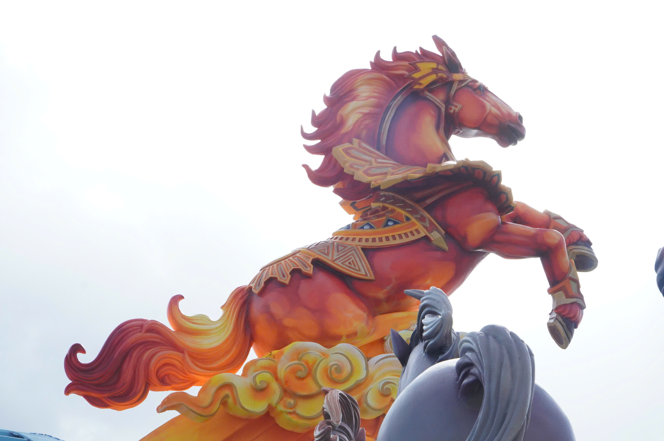 Linh vật ngựa mặt 'cọc' gây sốt phố biển Quy Nhơn- Ảnh 2.