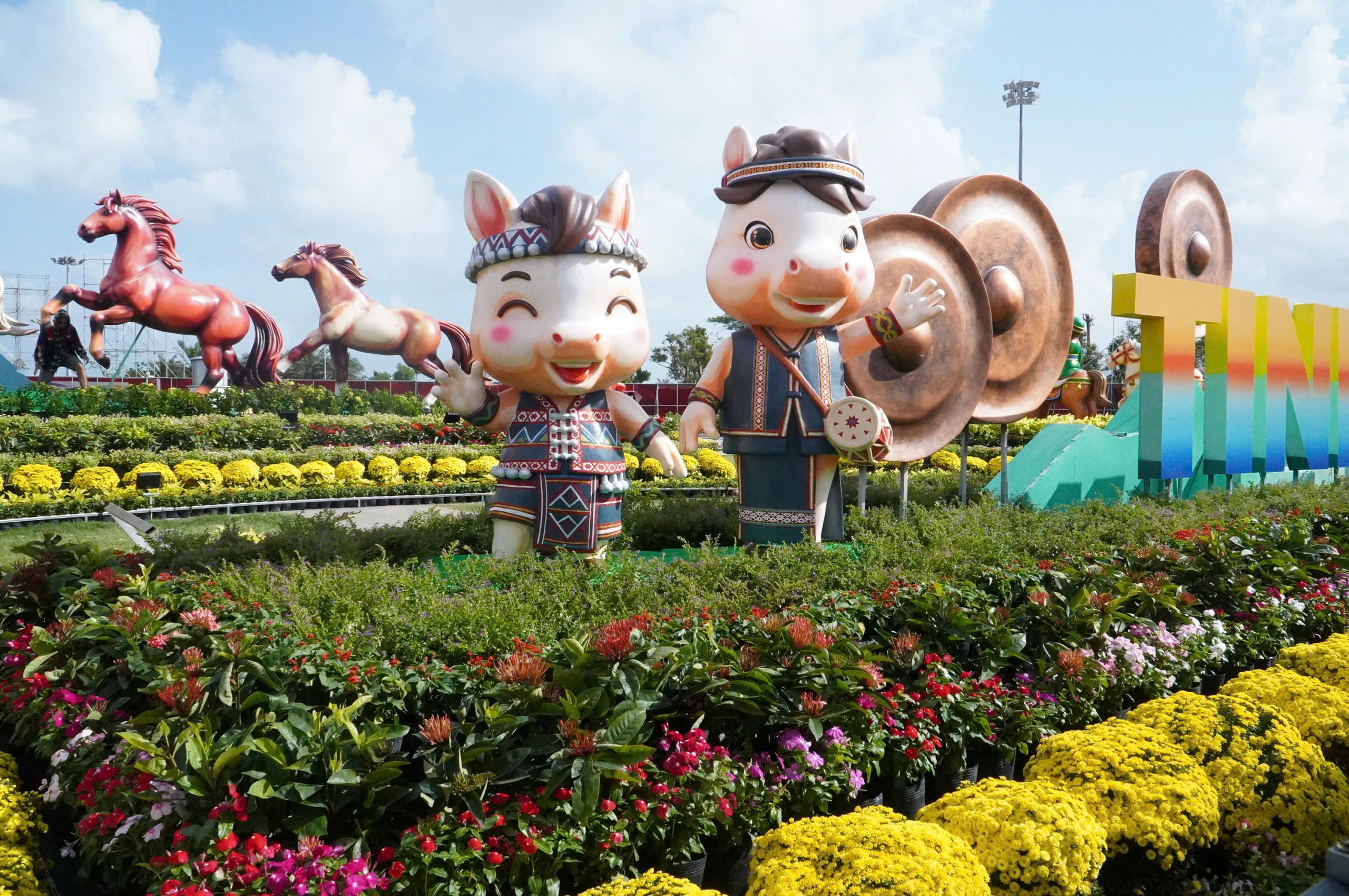 Linh vật ngựa mặt 'cọc' gây sốt phố biển Quy Nhơn- Ảnh 3.