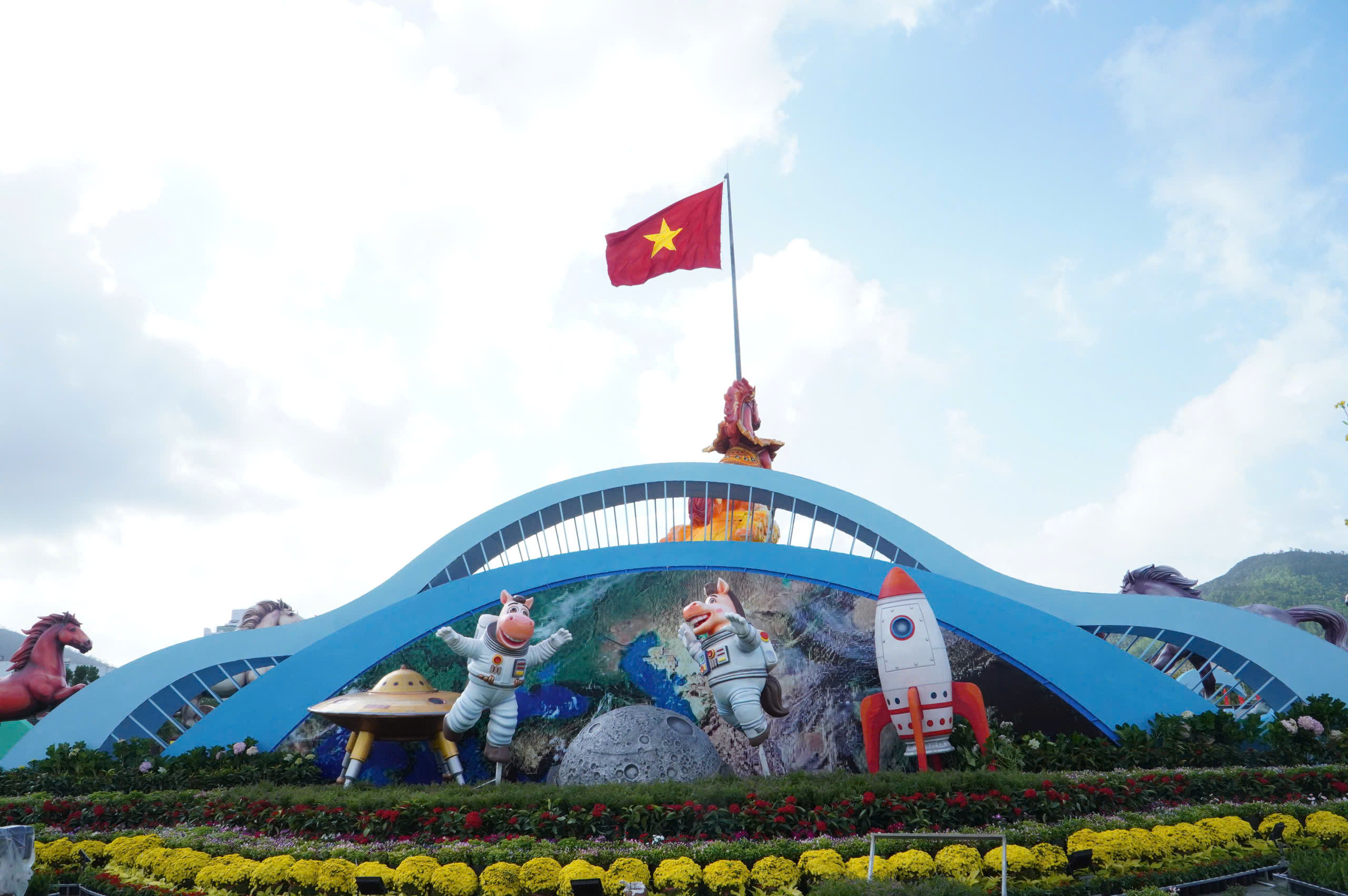 Linh vật ngựa mặt 'cọc' gây sốt phố biển Quy Nhơn- Ảnh 5.