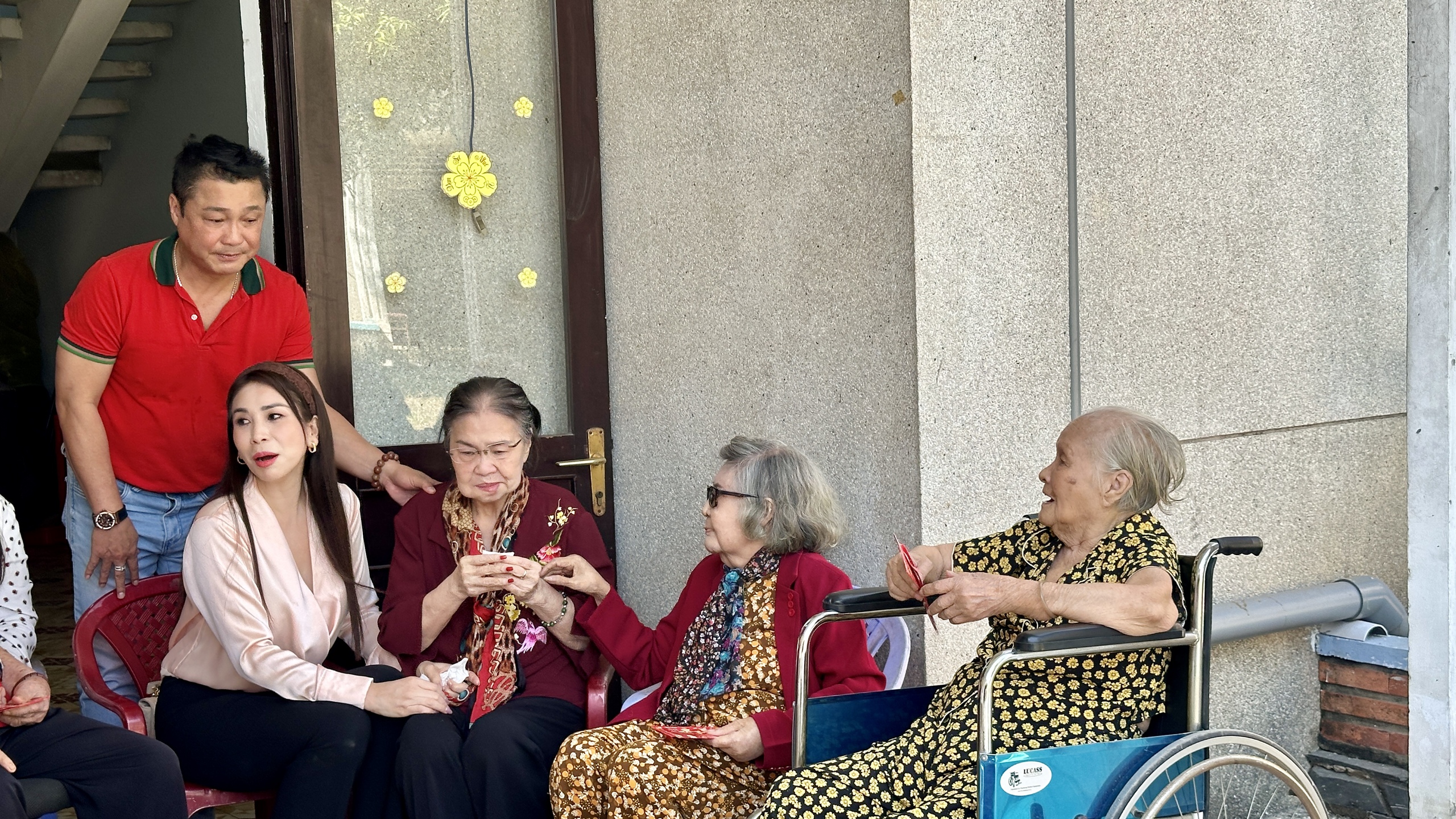 Lý Hùng nghẹn ngào khi cùng em gái Lý Hương thực hiện di nguyện của cha- Ảnh 7.