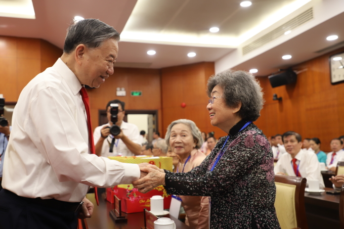Tổng Bí thư Tô Lâm chúc Tết gia đình chính sách, có công ở TP HCM, sáng 9/2. Ảnh: Lê Tuyết
