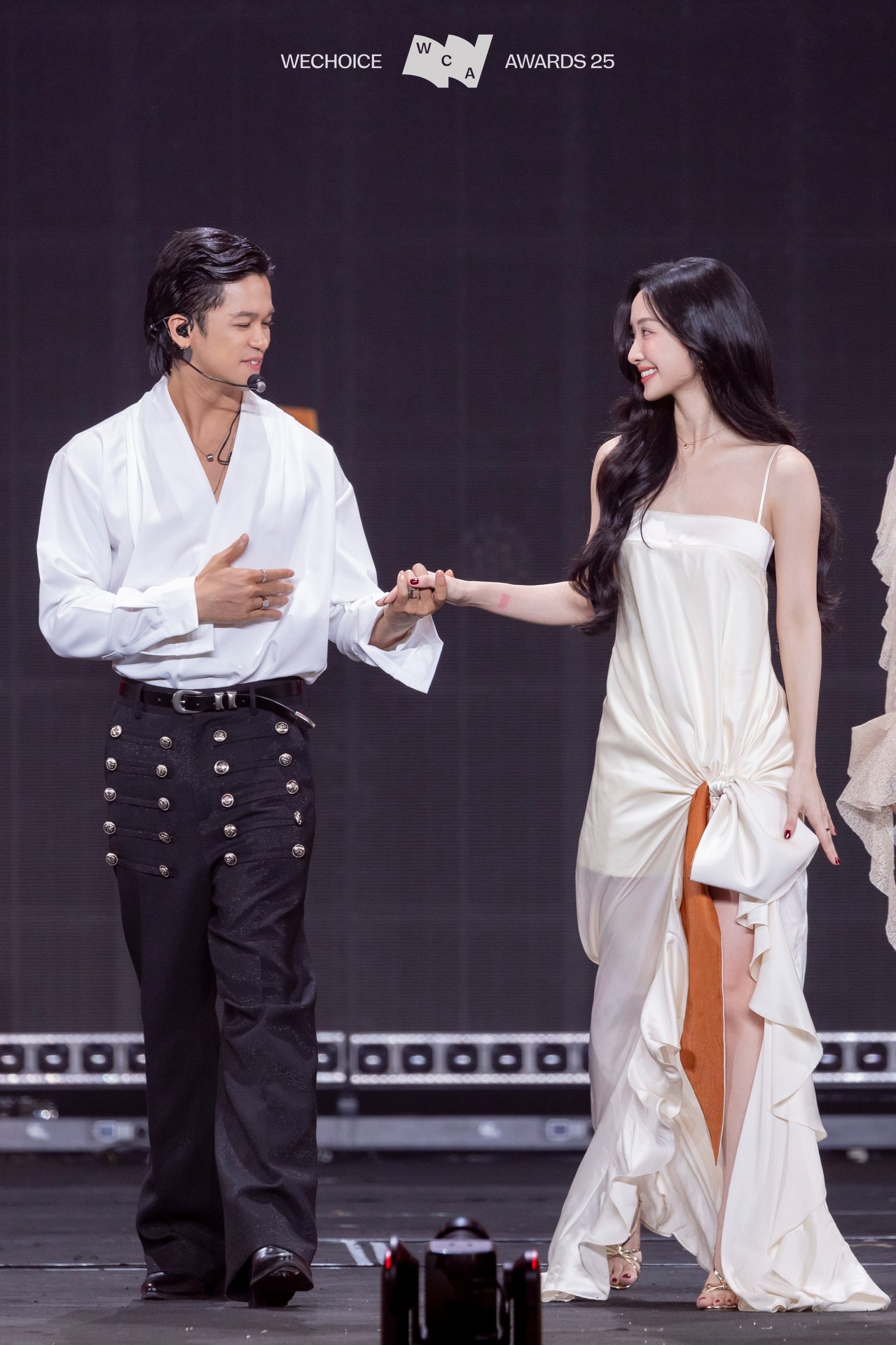 Không thể rời mắt trước màn kết hợp này: Mỹ nhân quyến rũ nhất Việt Nam khiến “kho báu” thêm phần ngọt ngào, tuyệt đối điện ảnh- Ảnh 6.