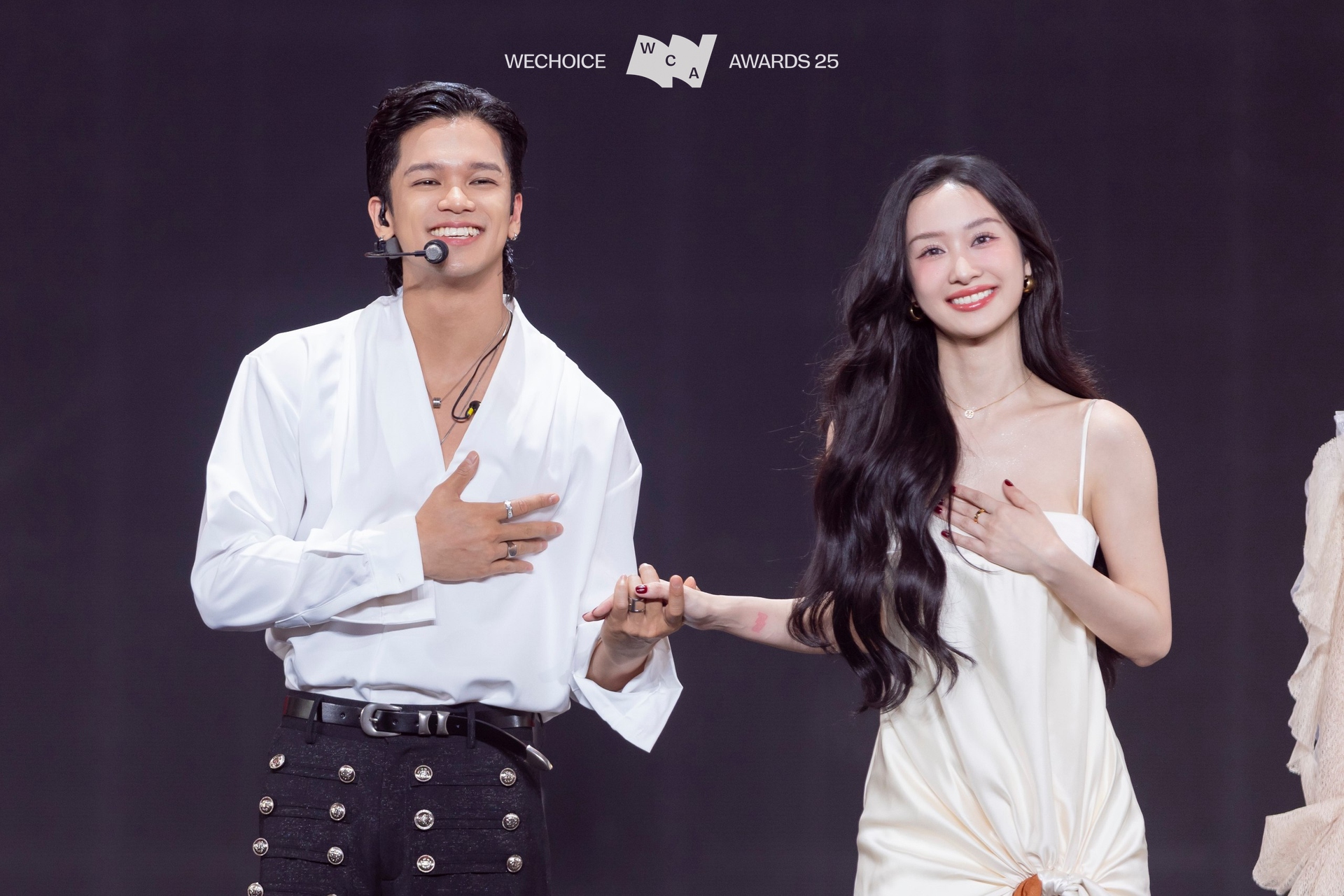 Không thể rời mắt trước màn kết hợp này: Mỹ nhân quyến rũ nhất Việt Nam khiến “kho báu” thêm phần ngọt ngào, tuyệt đối điện ảnh- Ảnh 7.