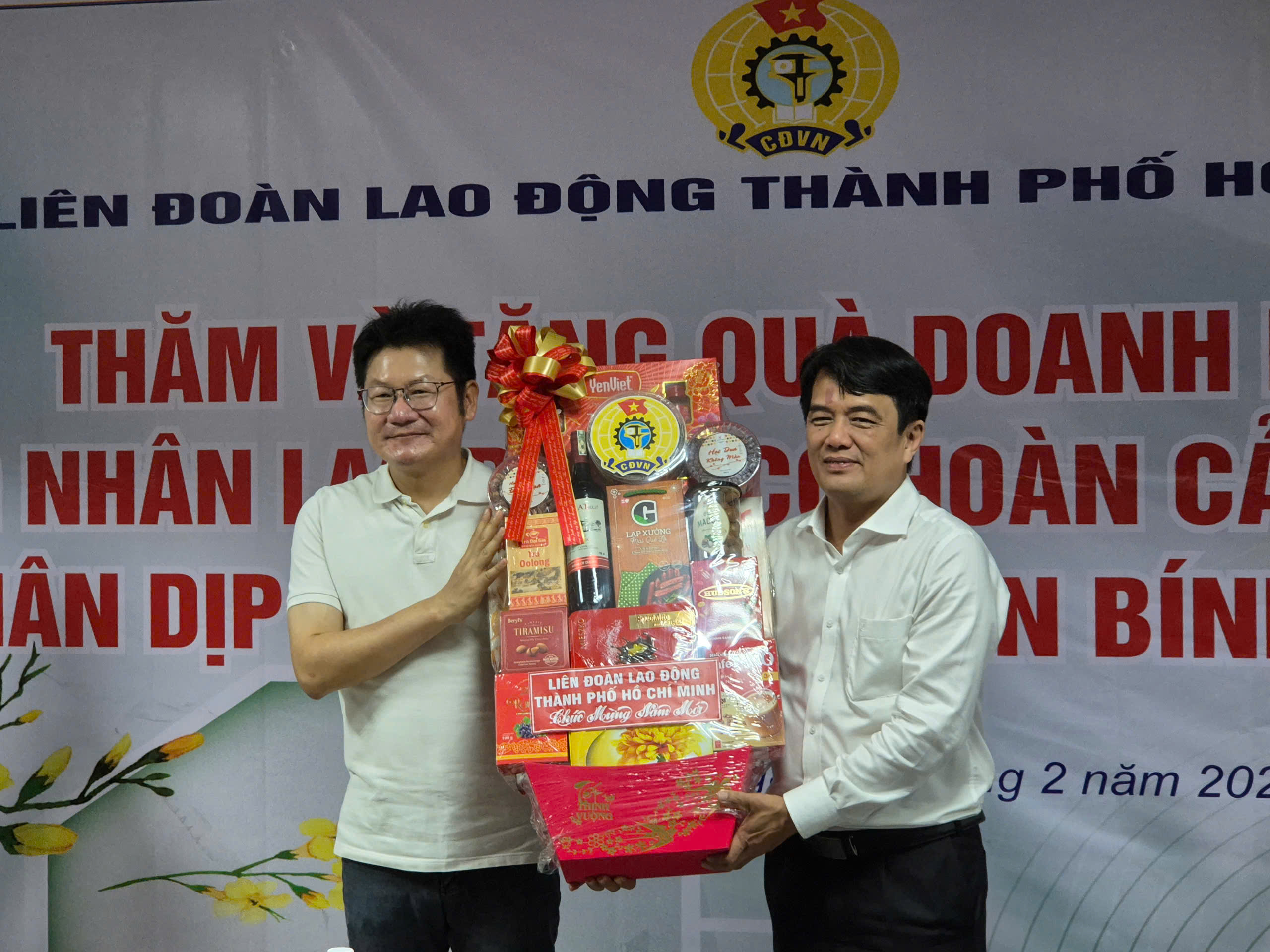 Lãnh đạo TPHCM thăm doanh nghiệp và chăm lo cho người lao động khó khăn - Ảnh 3.