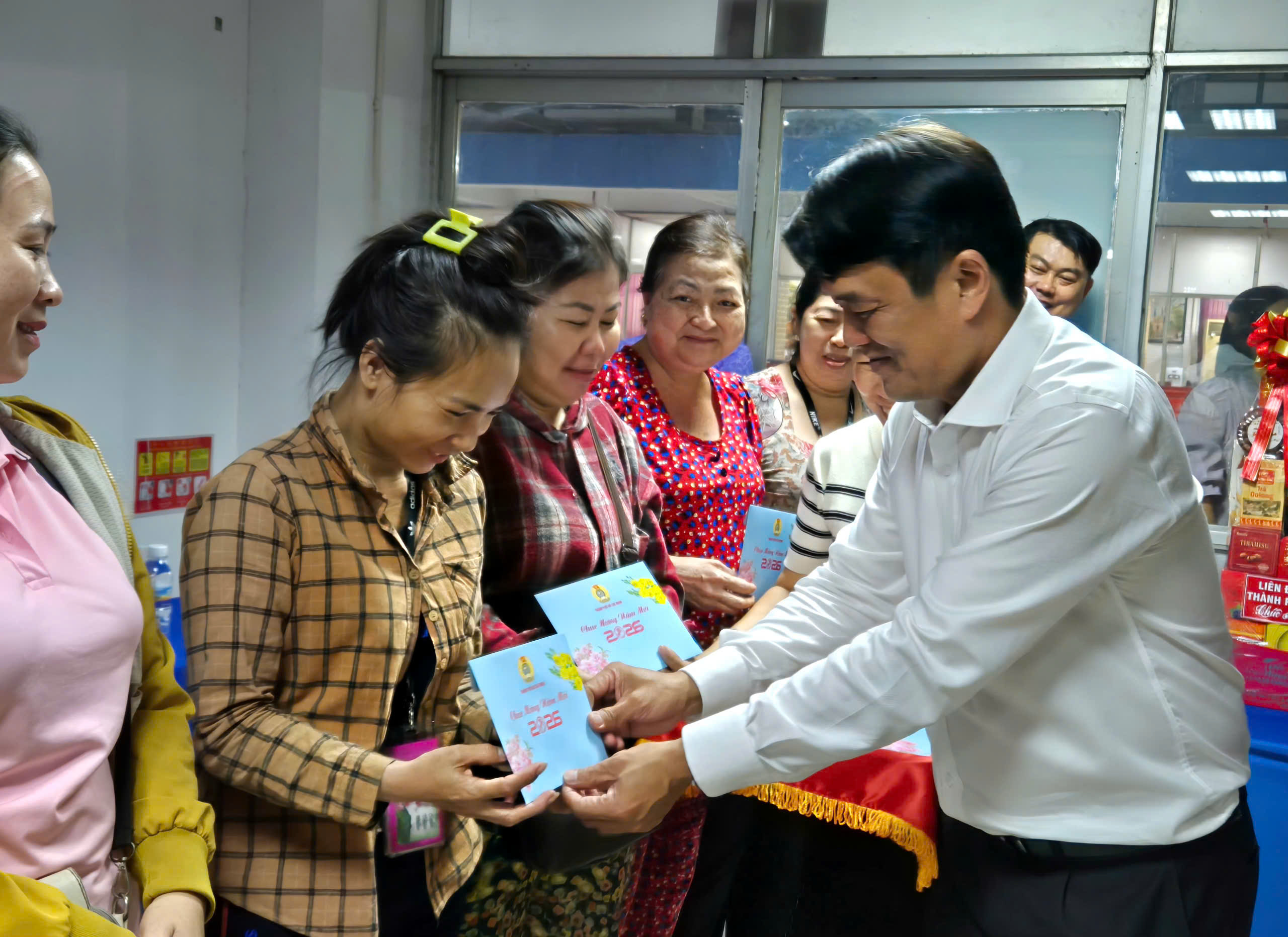 Lãnh đạo TPHCM thăm doanh nghiệp và chăm lo cho người lao động khó khăn - Ảnh 4.