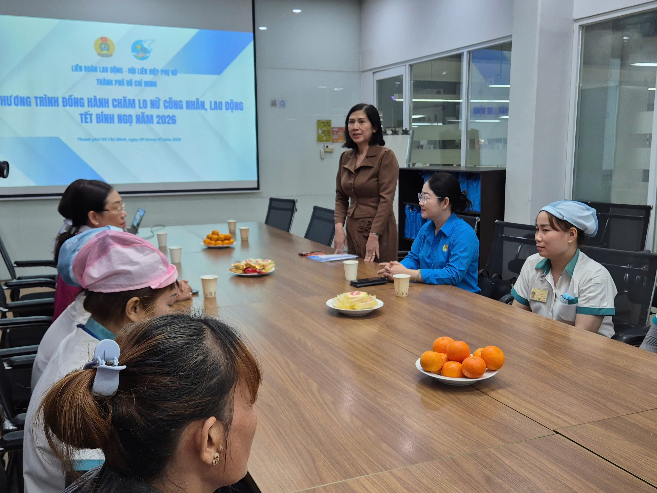 Lãnh đạo TPHCM thăm doanh nghiệp và chăm lo cho người lao động khó khăn - Ảnh 6.