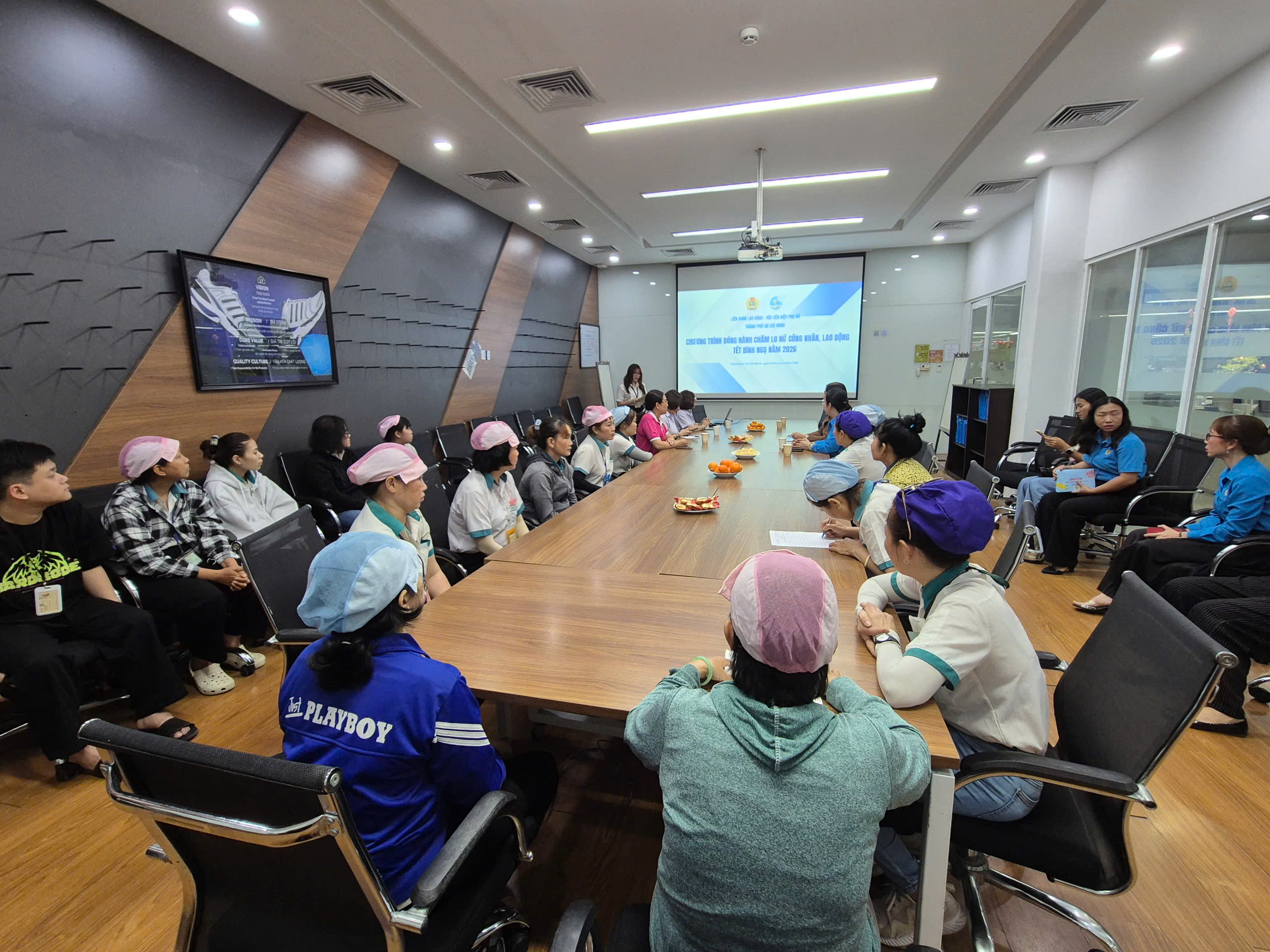 Lãnh đạo TPHCM thăm doanh nghiệp và chăm lo cho người lao động khó khăn - Ảnh 7.