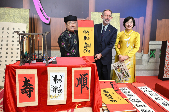 Các đại biểu trải nghiệm nghệ thuật thư pháp tại sự kiện. Ảnh: Giang Huy