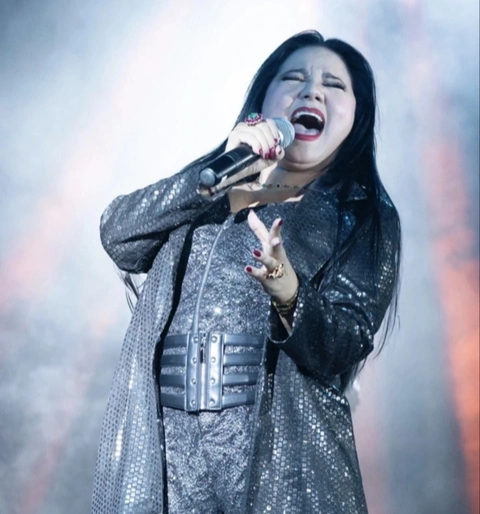 Cát-xê trăm triệu trong Vbiz không thiếu nhưng để dùng dao chặt cả khối vàng thì chỉ có một người- Ảnh 5.