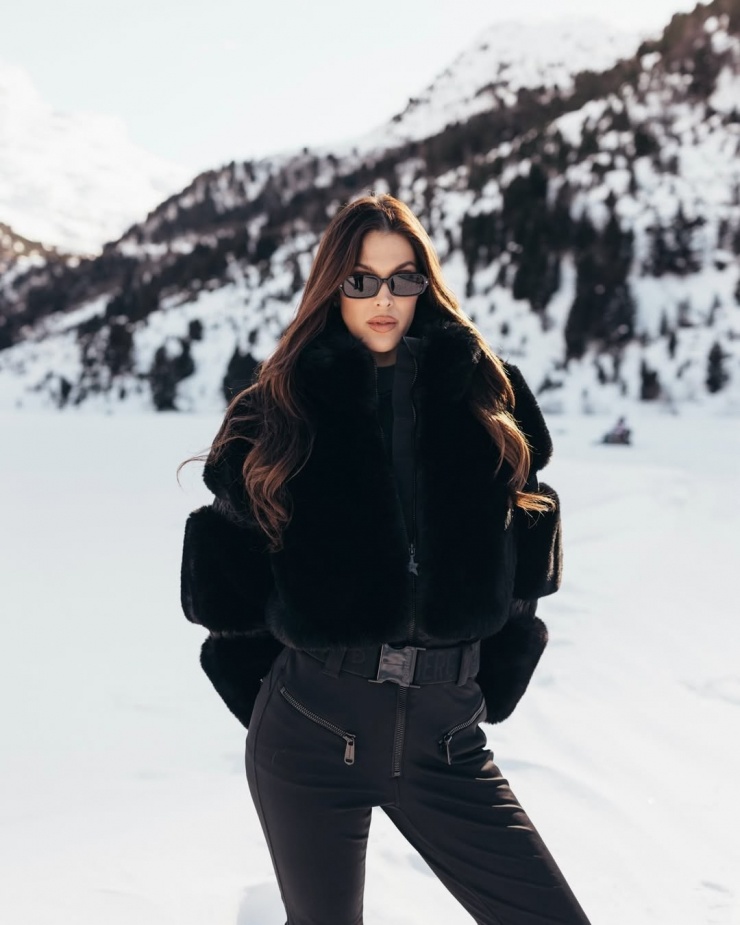 Mỹ nhân đam mê thời trang, du lịch. Cô thường quay vlog về các bước trang điểm hay gợi ý cách phối đồ, phụ kiện.