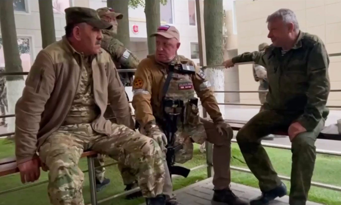 Thứ trưởng Quốc phòng Nga Yevkurov (trái), ông Prigozhin (giữa) và trung tướng Alekseyev (phải) tại thành phố Rostov-on-Don tháng 6/2023. Ảnh: Wagner