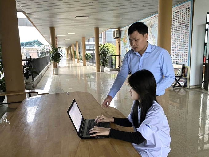 Yến Dương và thầy Lê Duy Bình, giáo viên đội tuyển Tin trường THCS Vĩnh Tường. Ảnh: Gia đình cung cấp