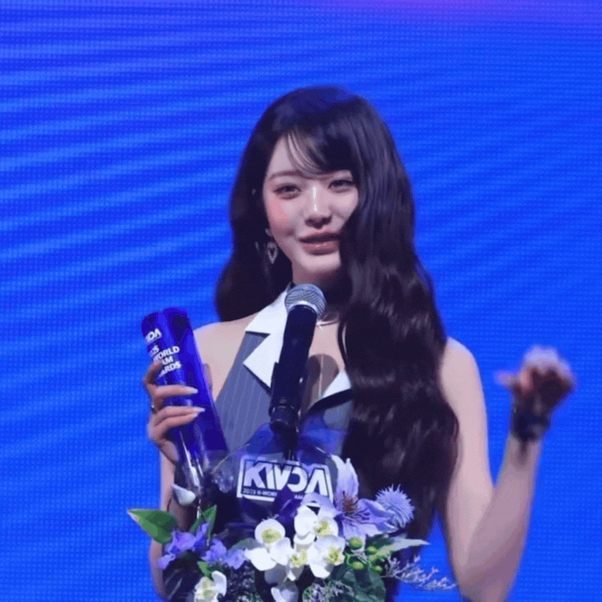 Gương mặt cứng đờ tới phát sợ của công chúa Kpop- Ảnh 2.