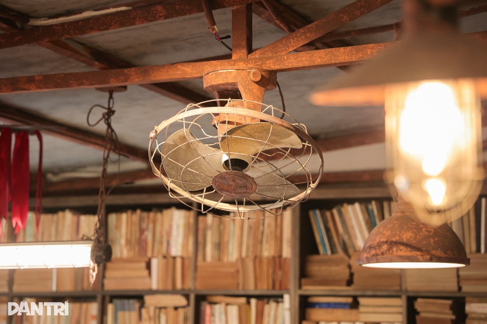 Hà Nội: Chủ quán chi 1,4 tỷ đồng mở tiệm cà phê, mua 3 tấn sách cũ - 2