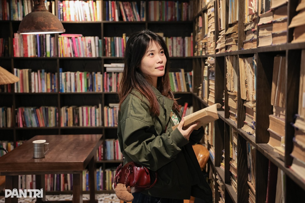 Hà Nội: Chủ quán chi 1,4 tỷ đồng mở tiệm cà phê, mua 3 tấn sách cũ - 5