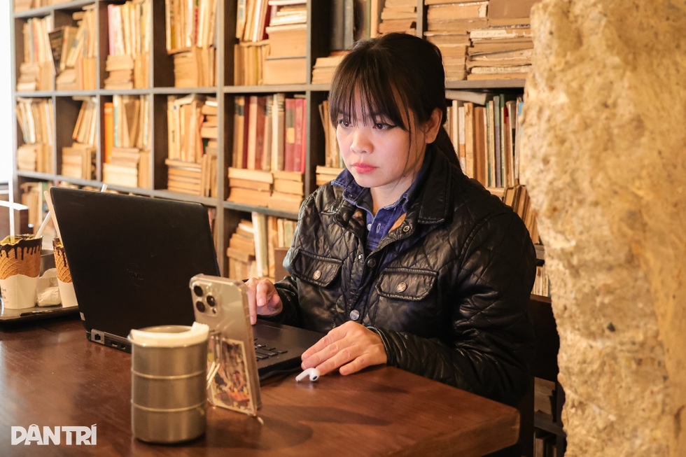 Hà Nội: Chủ quán chi 1,4 tỷ đồng mở tiệm cà phê, mua 3 tấn sách cũ - 8