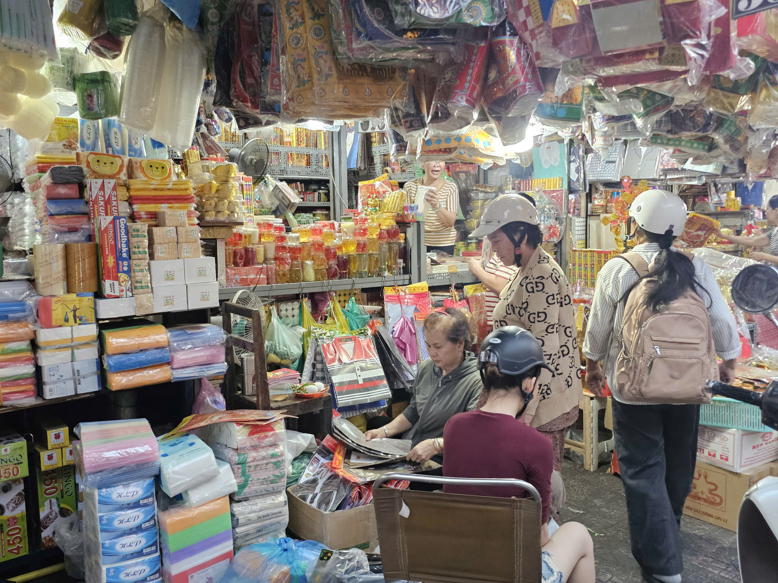 Chợ đồ cúng ông Công ông Táo trầm lắng, tiểu thương ngóng khách tới giờ chót - Ảnh 3.