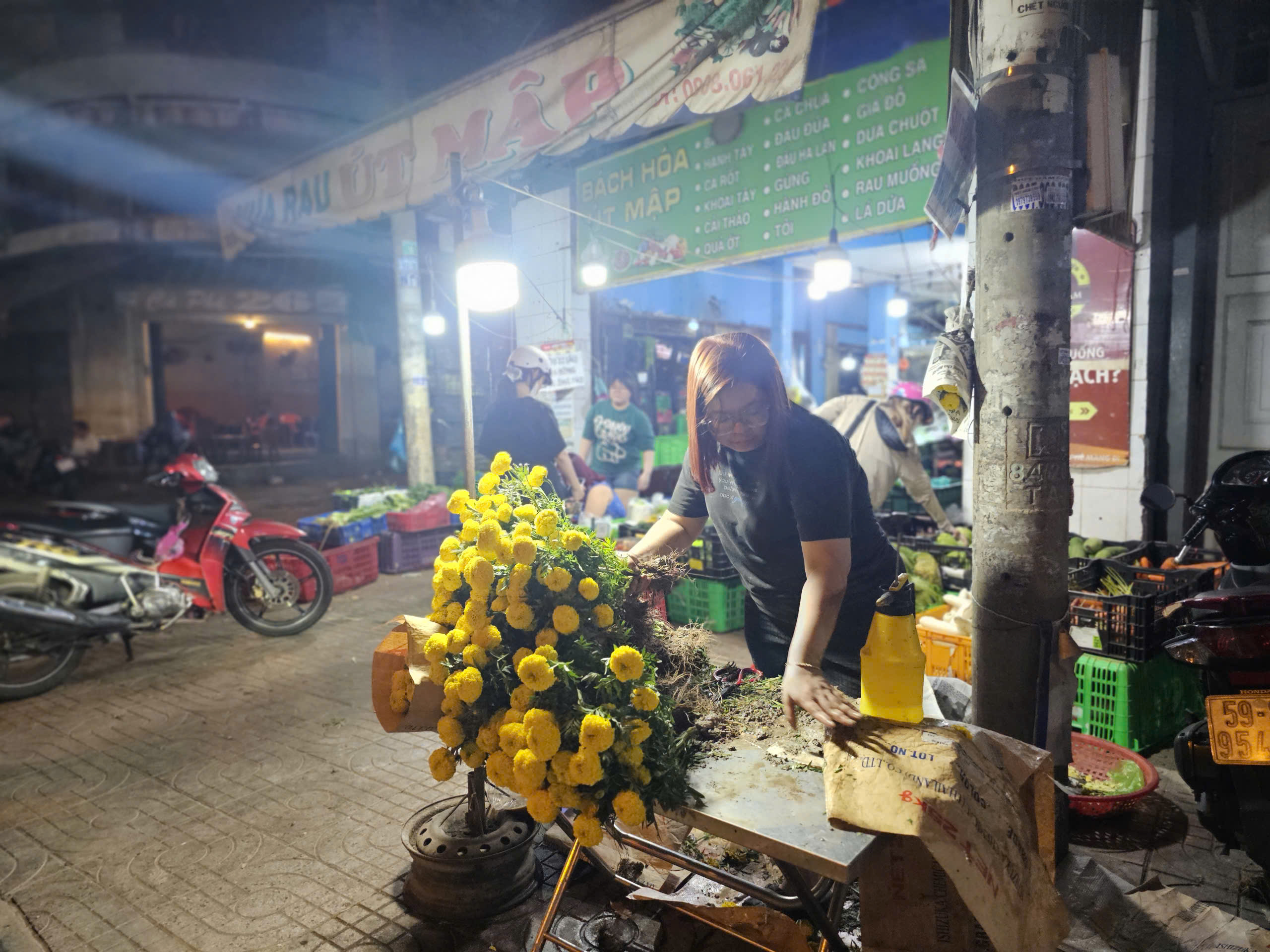 Chợ đồ cúng ông Công ông Táo trầm lắng, tiểu thương ngóng khách tới giờ chót - Ảnh 5.